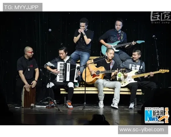 董卿与酒吧的偶遇之夜足球赛场上的激情与梦想交织的故事